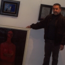 Шефът на галерията в Ловеч Спас Дочев показва картина на Тома Трифоновски, която е част от дарението с платна на класици от 70-те години, направено от Любомир Левчев в началото на прехода 